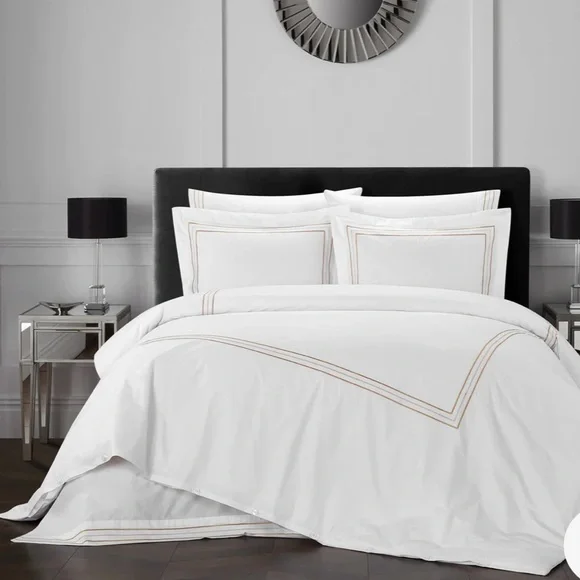 Chic Designs Alexander Duvet Set Queen in Gold - Picture 1 of 3